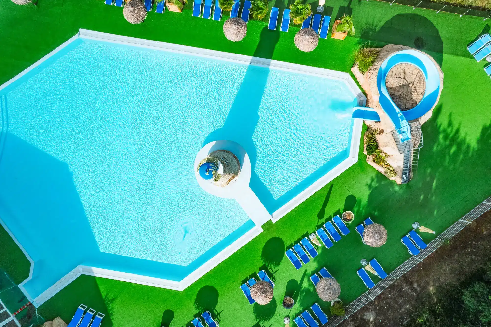 piscine et toboggan aquatique