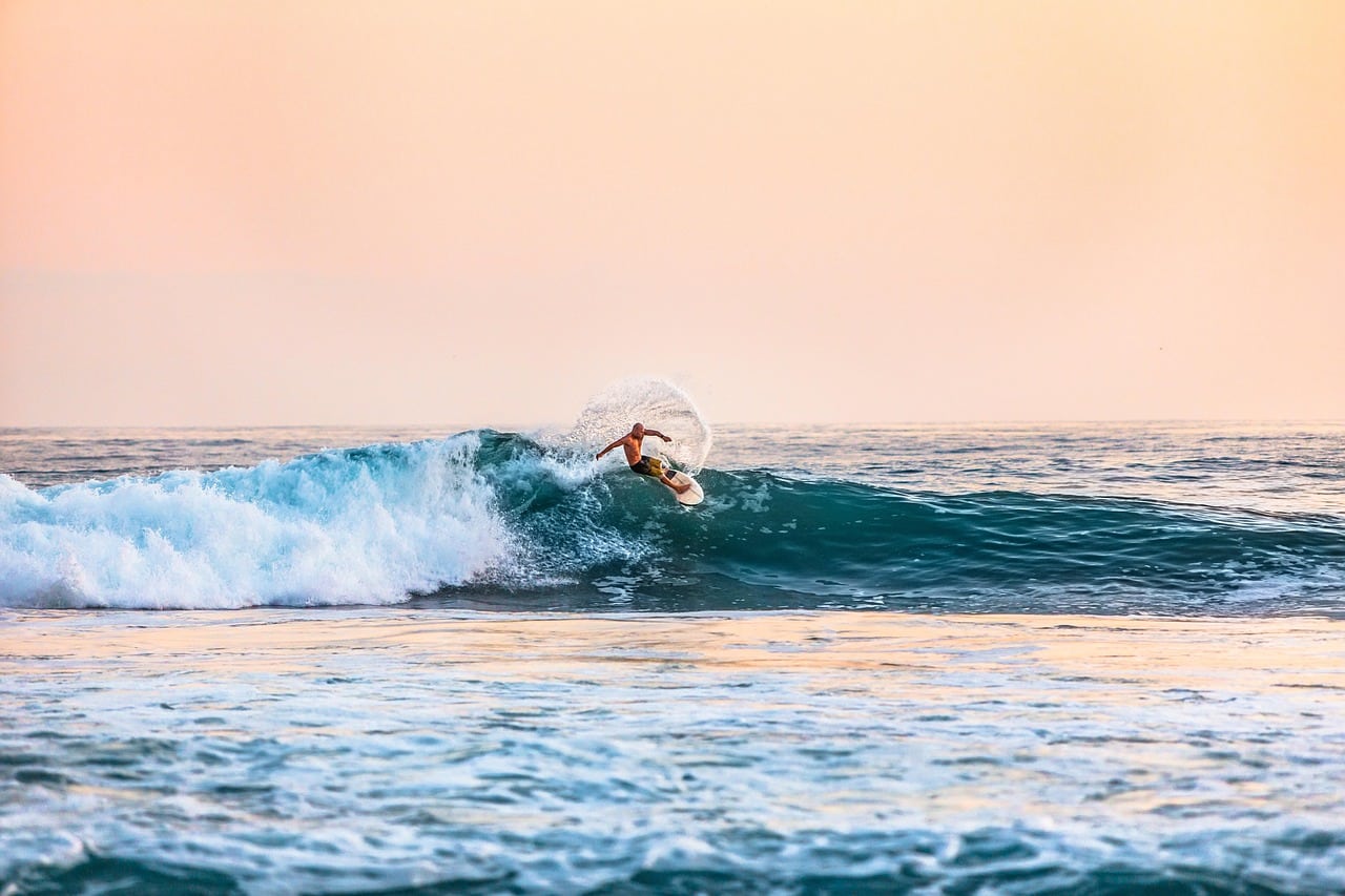 surf sur la plage de Montalivet