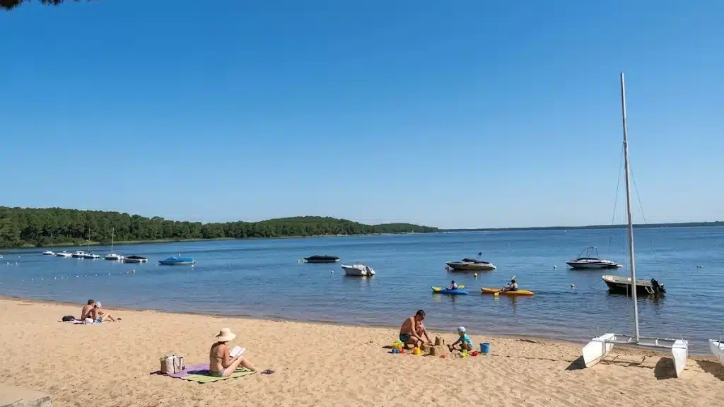 Plage aménagée au bord du lac de Lacanau